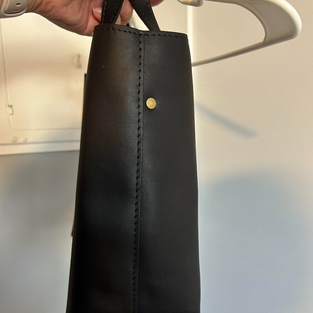 Portland Leather Medium Crossbody Tote w/Zipper - Picture 6 of 6